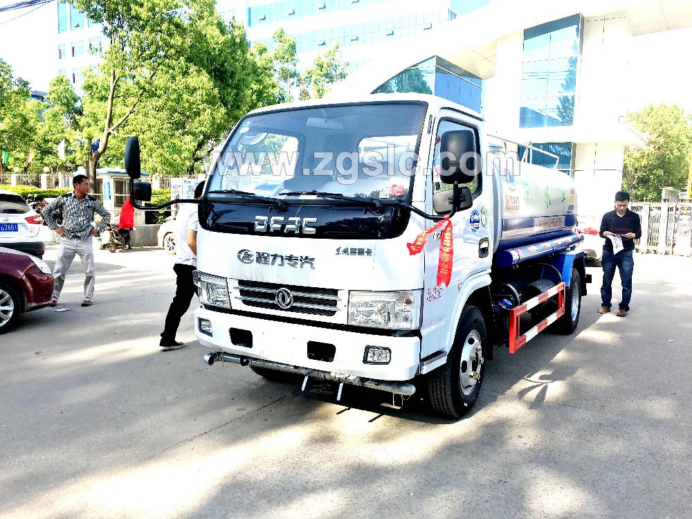 到湖北程力集團訂購灑水車(chē)，現貨供應隨時(shí)出發(fā)