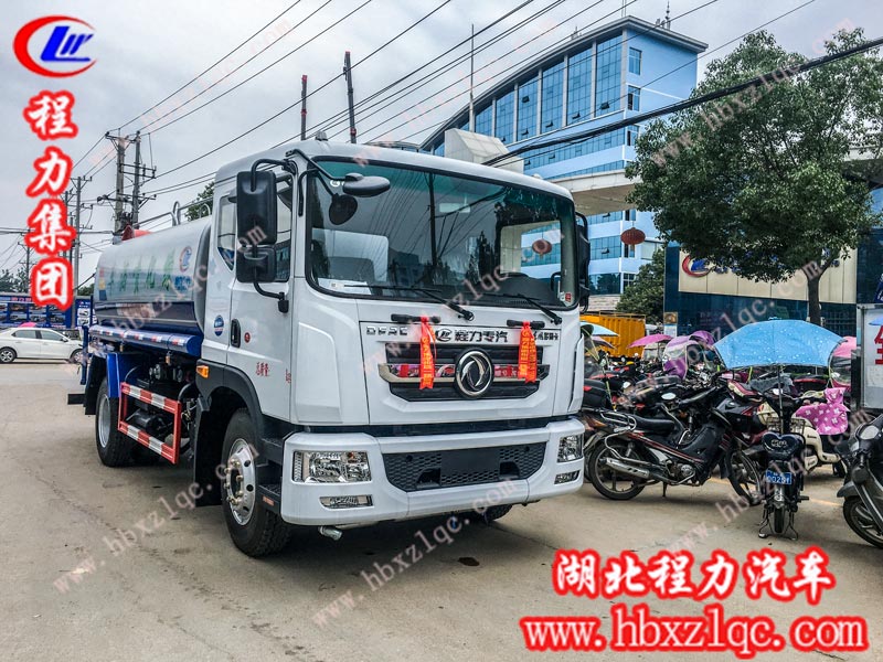 程力專(zhuān)用汽車(chē)股份有限公司噴霧灑水車(chē)送您一片清新無(wú)塵的樂(lè )園