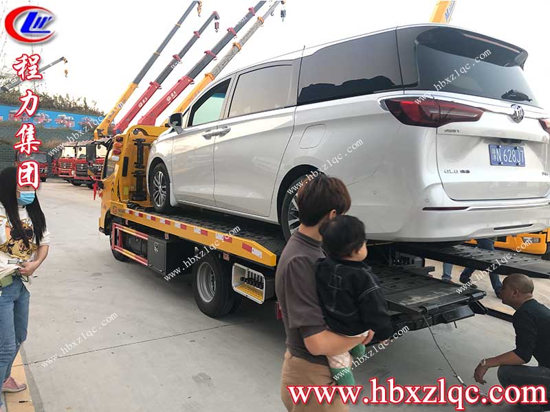 河南客戶(hù)舉家來(lái)買(mǎi)清障車(chē)，貨比三家最終認定湖北程力集團