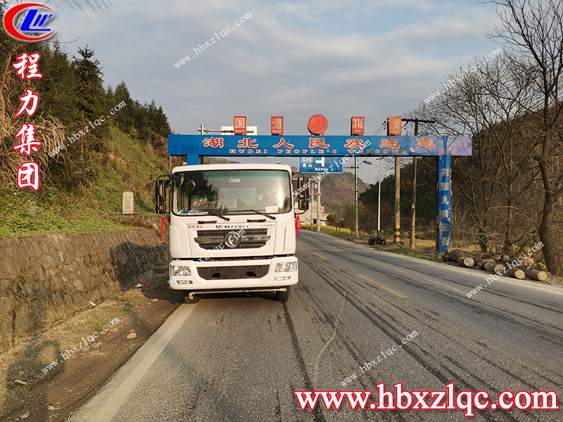 程力集團廣東梅州灑水車(chē)客戶(hù)在自家石場(chǎng)試水效果杠杠滴