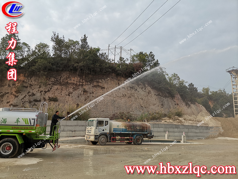 程力集團廣東梅州灑水車(chē)客戶(hù)在自家石場(chǎng)試水效果杠杠滴