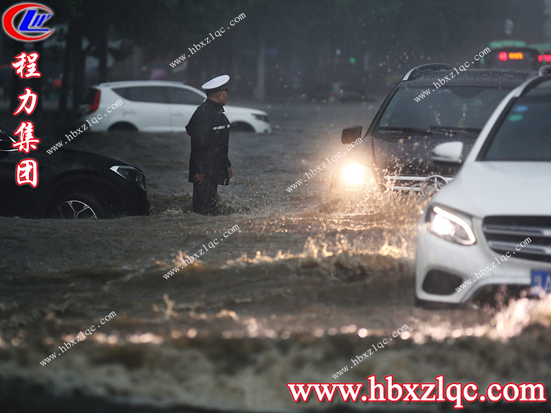 面對暴雨來(lái)臨，鄭州是一所溫暖的城市，困境中大家共同守望度難